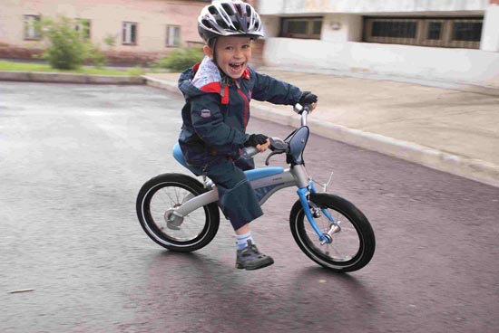 Ребенок на велосипеде